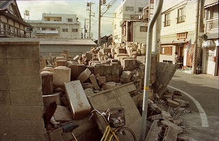 ブロック塀や墓石も倒壊した（鍛冶屋町）