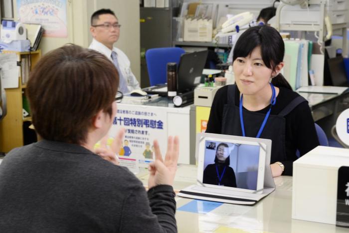 遠隔手話通訳を利用している写真