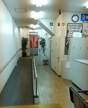 改修前のトイレ通路の写真